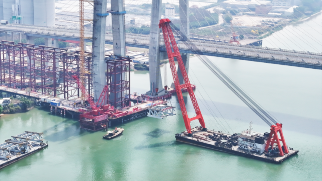 △跨磨刀門水道主橋首榀鋼桁梁成功架設，深江高鐵建設迎來新進展。