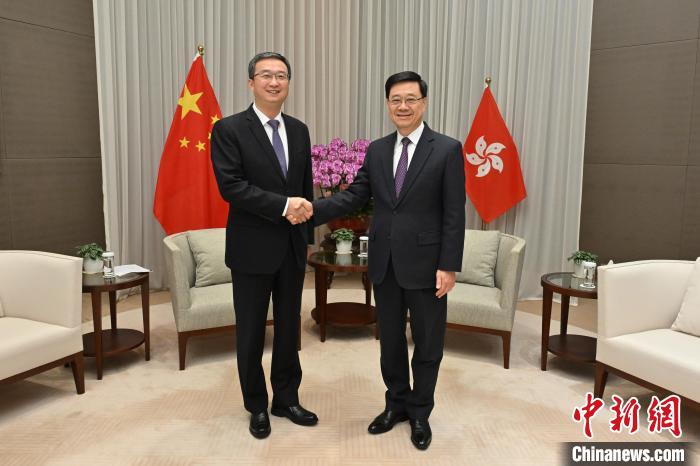 3月18日,香港特區行政長官李家超(右)與東莞市委書記韋皓(左)會面。香港特區政府新聞處供圖 3月18日,香港特區行政長官李家超(右)與東莞市委書記韋皓(左)會面。香港特區政府新聞處供圖