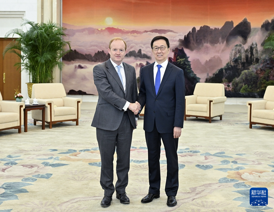 3月24日，國家副主席韓正在北京會(huì)見來華參加中國發(fā)展高層論壇2025年年會(huì)的英國太古集團(tuán)行政總裁施銘倫。新華社記者 殷博古 攝