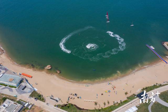 游客在海灘玩耍。