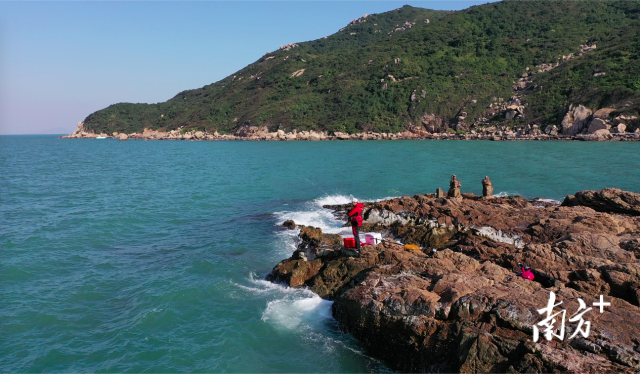 游客在桂山島海釣。