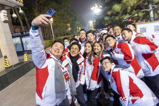 2023年,“港澳青年看祖國”系列活動在北京舉行開營儀式,梁毓偉作為執行團長,率領150名港澳青年到北京參加交流活動。 2023年,“港澳青年看祖國”系列活動在北京舉行開營儀式,梁毓偉作為執行團長,率領150名港澳青年到北京參加交流活動。