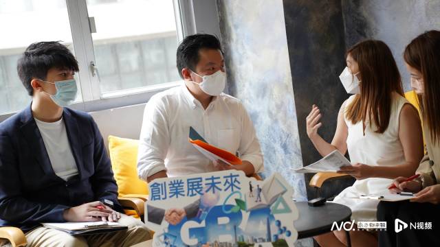 梁毓偉在2022年創業展未來活動現場與青年人交流互動。 梁毓偉在2022年創業展未來活動現場與青年人交流互動。