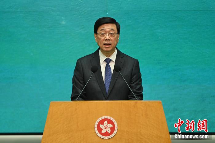 5月27日,香港特區行政長官李家超出席行政會議前會見媒體時表示,國際調解院落戶為香港將帶來多方面重大利益,不僅可提升香港國際地位,還能帶來經濟效益,并完善香港法治體系。中新社記者李志華攝 5月27日,香港特區行政長官李家超出席行政會議前會見媒體時表示,國際調解院落戶為香港將帶來多方面重大利益,不僅可提升香港國際地位,還能帶來經濟效益,并完善香港法治體系。中新社記者李志華攝