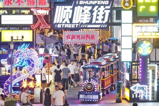 文旅產(chǎn)業(yè)發(fā)展，為佛山消費(fèi)經(jīng)濟(jì)帶來(lái)了活力。圖為順德網(wǎng)紅街區(qū)的熱鬧景象。戴嘉信 攝