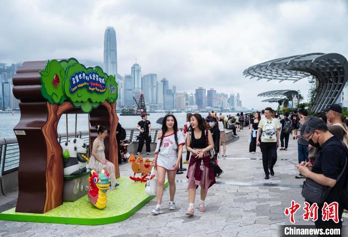 2025年6月2日,中國內地端午節假期期間,游客在香港尖沙咀星光大道一帶觀光游覽。(資料圖) 中新社記者 侯宇 攝 2025年6月2日,中國內地端午節假期期間,游客在香港尖沙咀星光大道一帶觀光游覽。(資料圖) 中新社記者 侯宇 攝