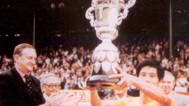 1979年，廣東隊隊長何佳在香港捧起首屆省港杯冠軍獎杯。圖源網絡