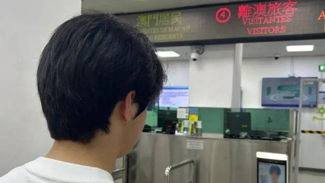 離澳旅客使用“無感通行”功能入閘。