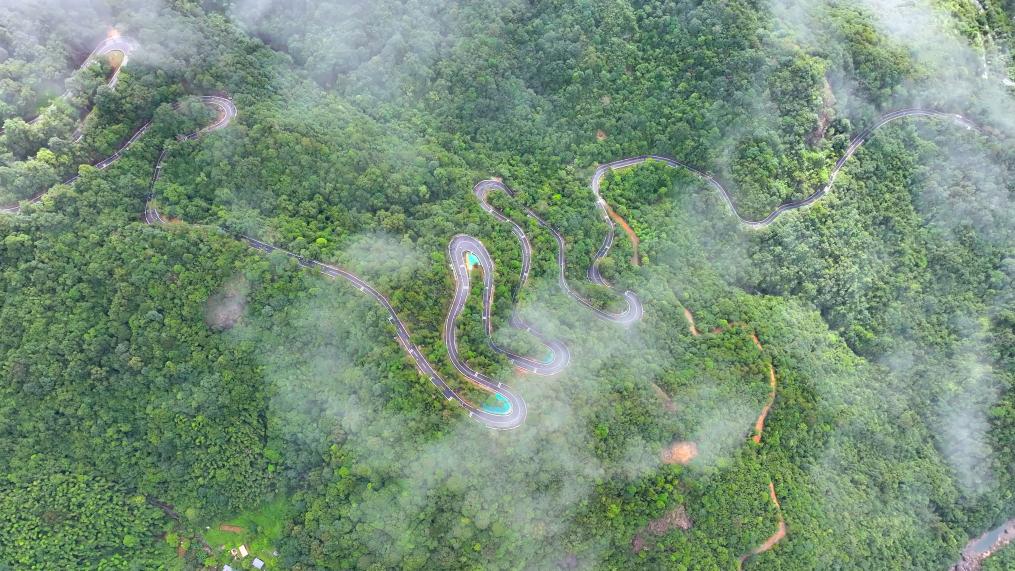 惠州市環南昆山—羅浮山縣鎮村高質量發展引領區內修建的旅游公路。（受訪者供圖）
