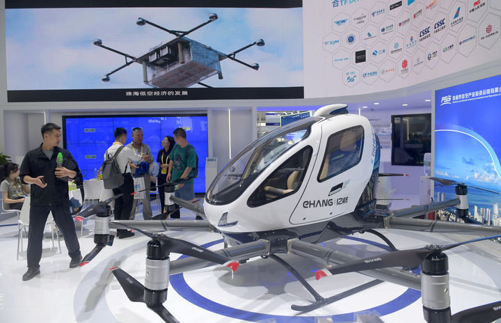 這是在珠海航展上展示的億航智能EH216-S無人駕駛載人航空器（2024年11月13日攝）。新華社記者 盧漢欣 攝