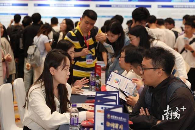 招聘現(xiàn)場，求職者們與廣東企業(yè)招聘人員正在積極互動。