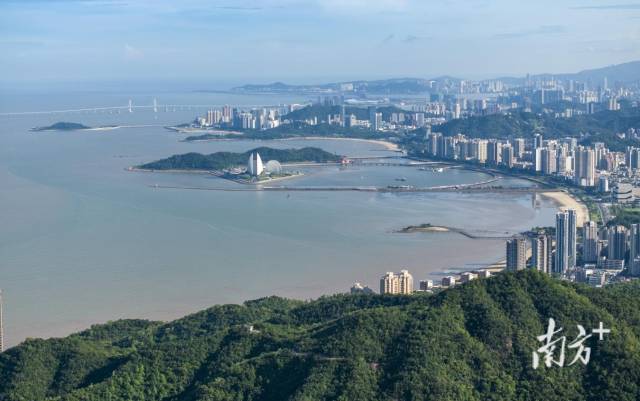 從珠海鳳凰山遠眺珠海主城區(qū)。