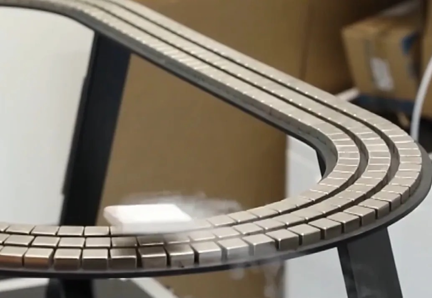 圖為懸浮在軌道上的高溫超導材料。2025年2月18日，南方科技大學校長薛其坤院士領銜的南方科技大學、粵港澳大灣區量子科學中心與清華大學聯合組成的研究團隊在常壓環境下實現了鎳氧化物材料的高溫超導電性，這一發現為解決高溫超導機理的科學難題提供了全新突破口。