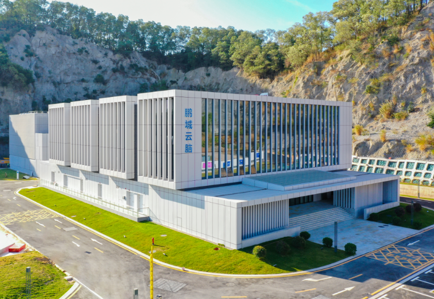  圖為鵬城實驗室。在6G發展浪潮中，廣州的琶洲人工智能與數字經濟試驗區和南沙（粵港澳）數據服務試驗區積極布局。面向6G未來愿景和技術需求，深圳鵬城實驗室重點打造了語義通信知識庫平臺，并積極推動語義通信技術納入6G國際標準，為沉浸式互動、智能體協同、自動駕駛等未來應用場景提供更加可靠的通信支撐。