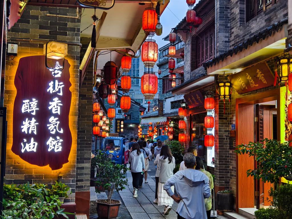 位于廣東東莞寮步鎮(zhèn)的牙香街，濃厚的嶺南風(fēng)格吸引不少外地游客前來參觀游覽。新華社發(fā)（易建攝）