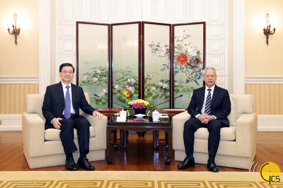 澳門特區行政長官岑浩輝(右)在澳門特區政府總部與香港特區行政長官李家超(左)會面 圖源：澳門特區政府新聞局