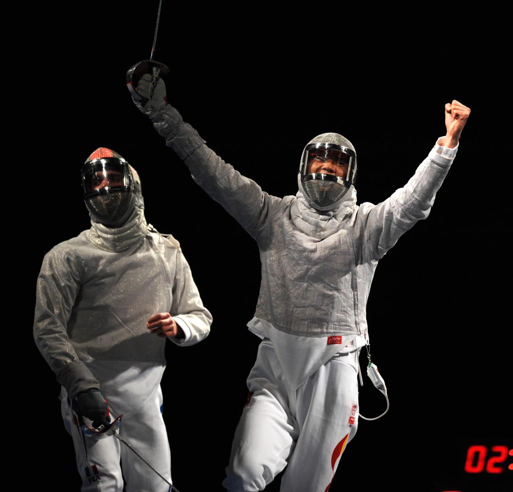 2008年8月12日，中國選手仲滿（右）在北京奧運會男子佩劍個人決賽中戰(zhàn)勝法國選手尼古拉·洛佩，獲得冠軍。新華社發(fā)（資料照片）
