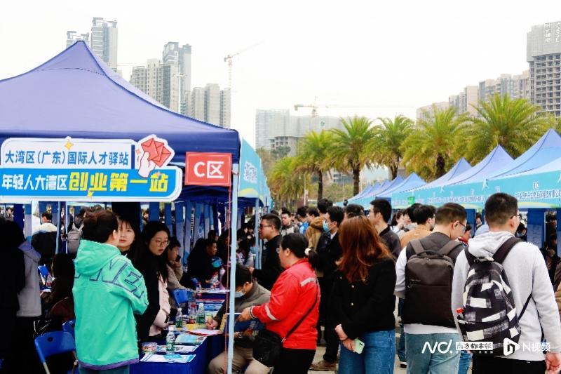 今年年初，南沙區舉辦“粵聚英才·粵見未來”——廣州南沙2025年春季圖南筑夢招聘會現場，不同企業展位前都迎來了大量求職者。