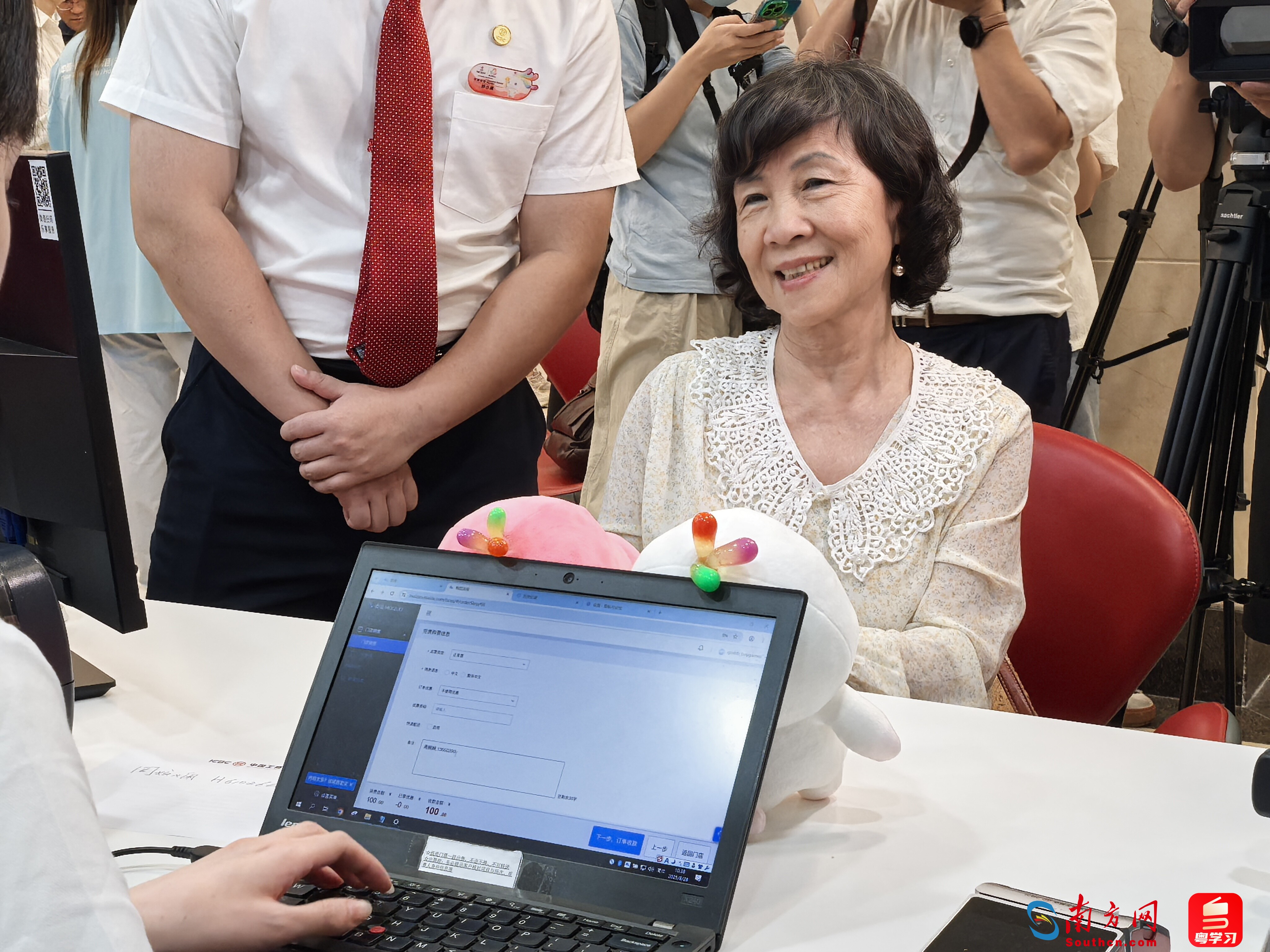 來(lái)自香港的周奶奶在現(xiàn)場(chǎng)購(gòu)票中