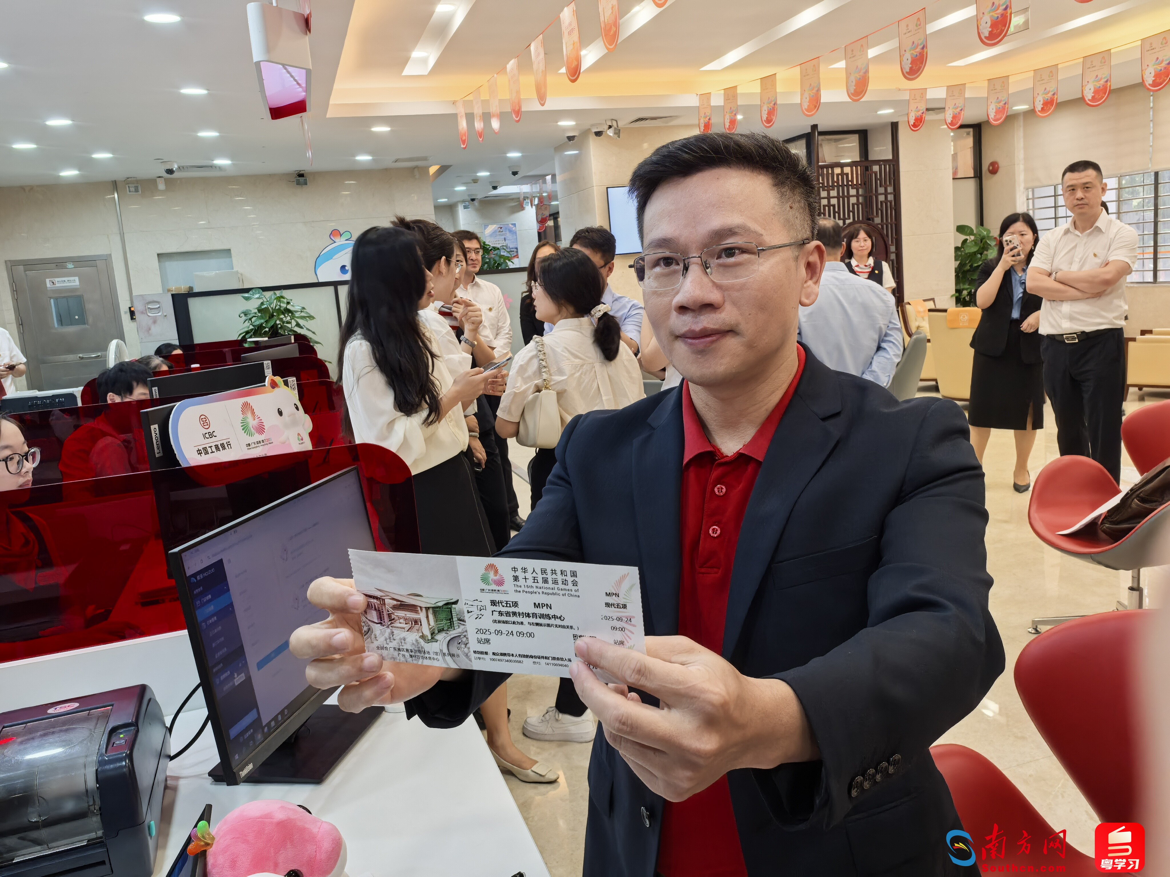 市民陳先生成為本屆全運(yùn)會(huì)“首批購(gòu)票者”