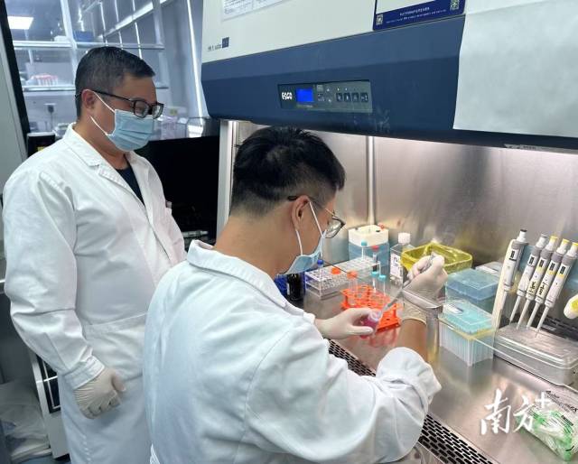 臧健坤（右一）正在做實驗。市一醫院供圖