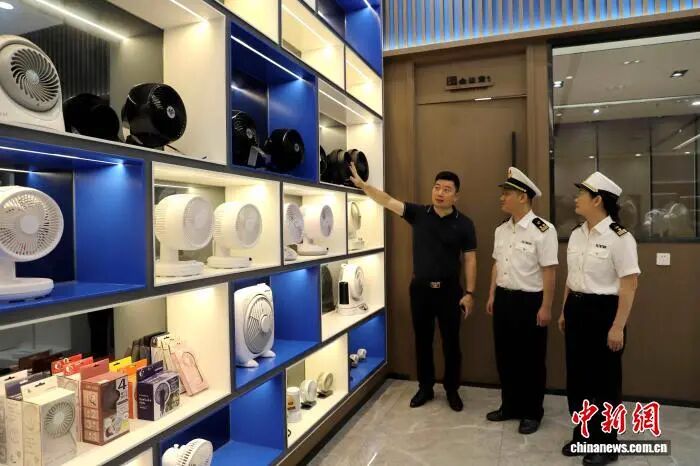 廣州海關所屬河源海關關員在風扇出口企業調研。廣州海關供圖 廣州海關所屬河源海關關員在風扇出口企業調研。廣州海關供圖