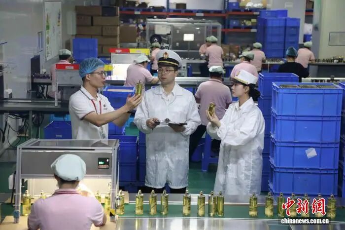 廣州海關所屬花都海關關員對出口防曬化妝品開展監管。周正森 攝 廣州海關所屬花都海關關員對出口防曬化妝品開展監管。周正森 攝