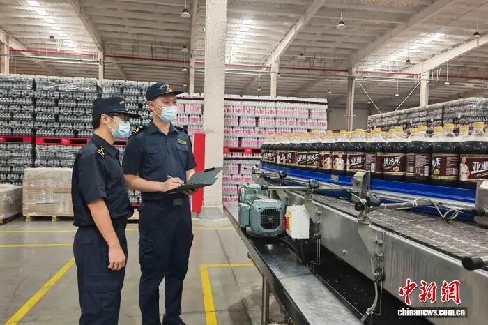 廣州海關所屬肇慶海關關員對即將出口的飲料進行監管。廣州海關供圖 廣州海關所屬肇慶海關關員對即將出口的飲料進行監管。廣州海關供圖