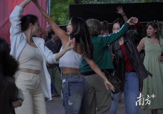 劇場(chǎng)演出之余，廣東現(xiàn)代舞團(tuán)演員在格羅寧根城市公園以快閃的方式，邀請(qǐng)世界各地觀眾游客互動(dòng)。