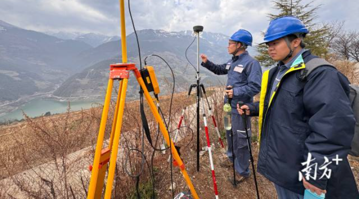 2025年3月9日，南網超高壓公司大理局運維人員和設計院作業人員在云南省怒江州貢山縣開展藏粵直流工程線路終勘工作。胡宗華 攝