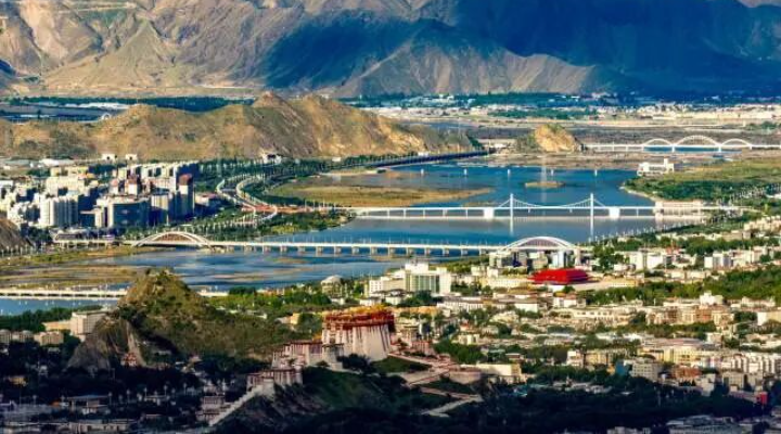 這是拉薩河風光(2025年7月30日攝)。新華社記者 姜帆 攝 這是拉薩河風光(2025年7月30日攝)。新華社記者 姜帆 攝