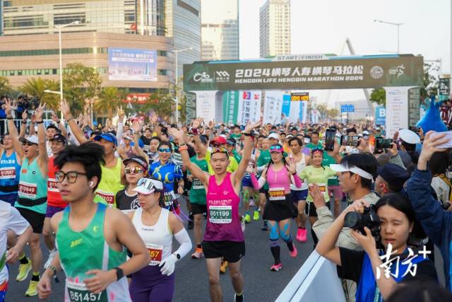 3月23日7點整，2024橫琴馬拉松鳴槍開跑。南方+記者 錢文攀 攝