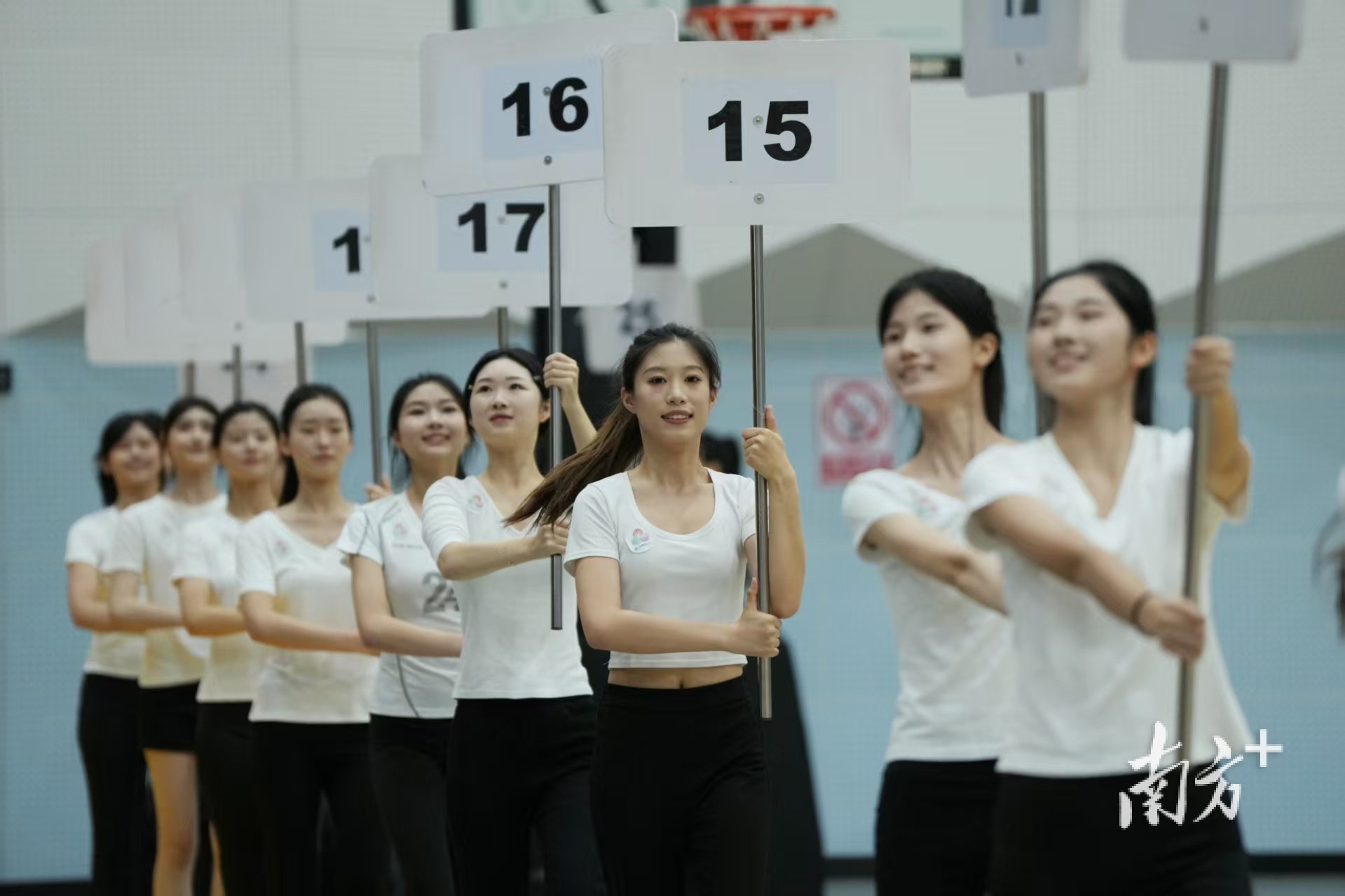 幾十名來自廣東各個高校的演員，在老師指導下進行排練。