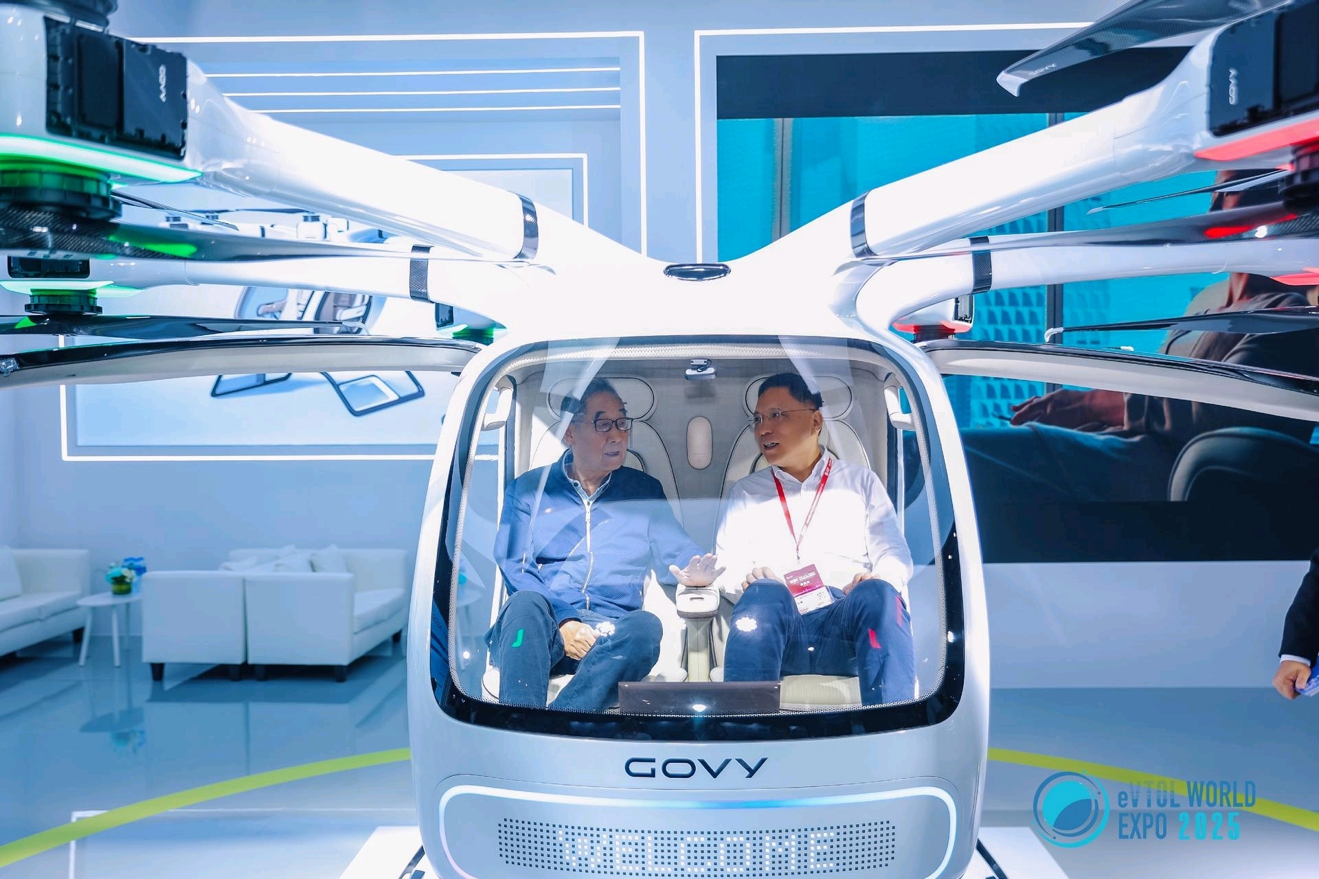 參觀人員正在體驗展會的新型機器。