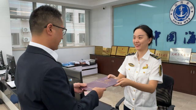 國際航行汽車運輸船“長泰鴻”輪近日僅用1小時便辦結原本需20余天的船舶轉籍