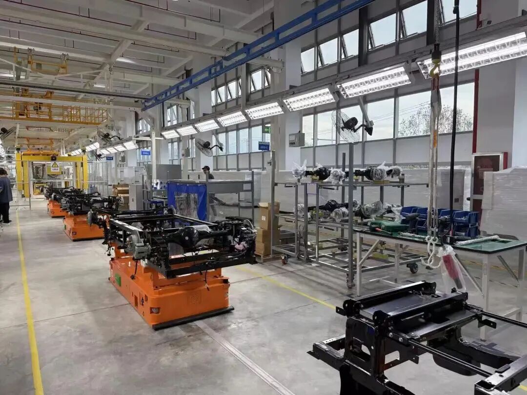 廠家正在生產組裝無人物流車。 廠家正在生產組裝無人物流車。