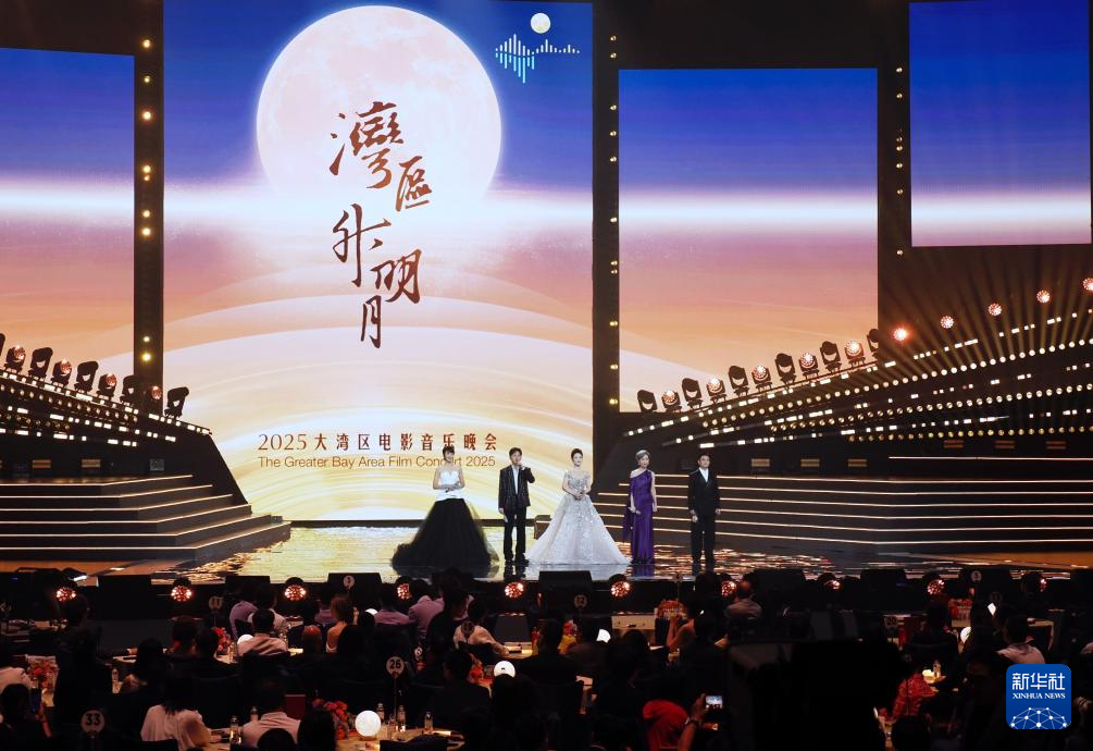 9月28日，主持人在晚會現(xiàn)場主持。