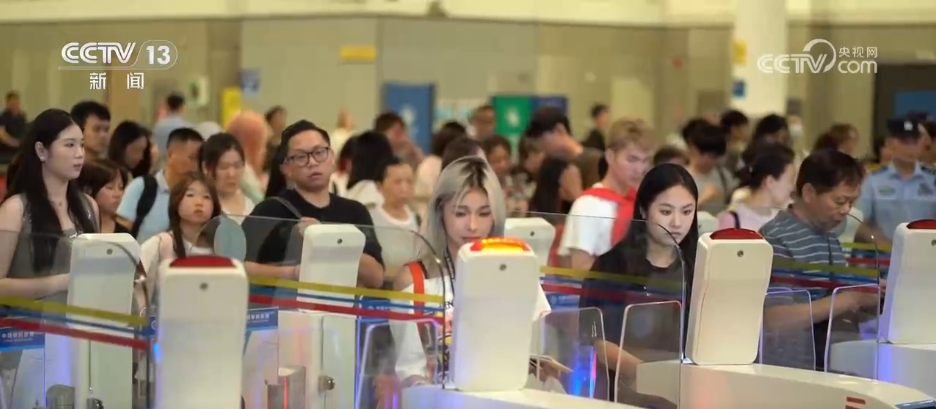 毗鄰港澳的口岸通關流量明顯增多。