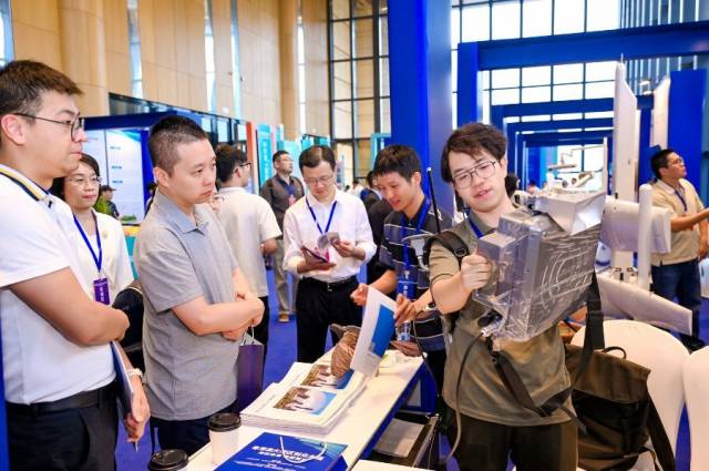 創業團隊向嘉賓展示產品的技術特點