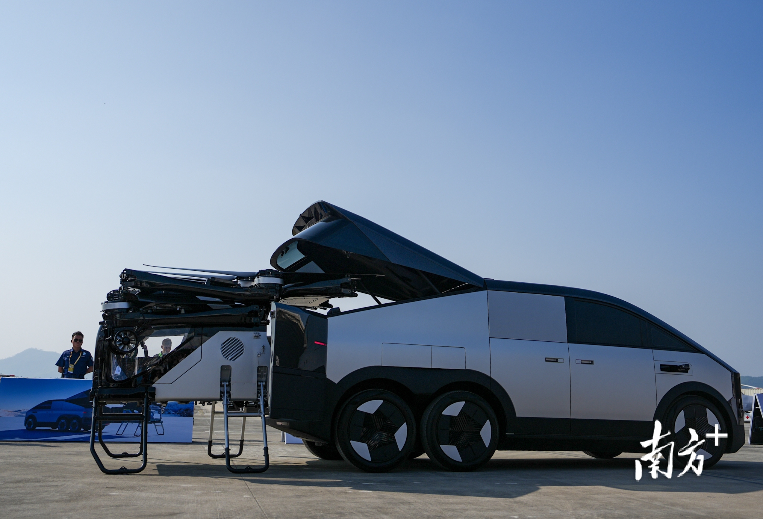 小鵬匯天“陸地航母”分體式飛行汽車演示飛行體從陸行體分離。
