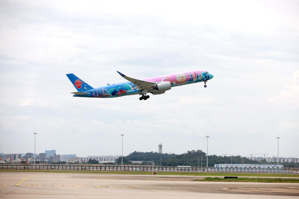 9月19日下午，中國南方航空首架十五運會主題彩繪飛機(jī)“活力灣區(qū)號”首航。