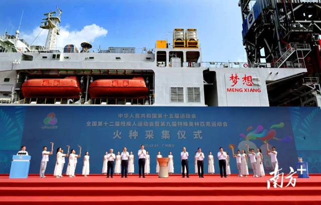 黃坤明、高志丹、周長奎、李家超、岑浩輝、孟凡利共同點燃十五運會和殘特奧會“圣火”。南方+記者 王輝 攝 黃坤明、高志丹、周長奎、李家超、岑浩輝、孟凡利共同點燃十五運會和殘特奧會“圣火”。南方+記者 王輝 攝