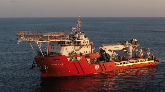 深圳中集集團(tuán)打造的“藍(lán)鯨”系列鉆井平臺。 深圳中集集團(tuán)打造的“藍(lán)鯨”系列鉆井平臺。