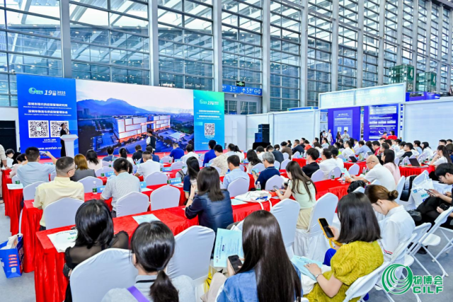 相關負責人和百余家企業代表共200余人出席了本次論壇。 相關負責人和百余家企業代表共200余人出席了本次論壇。