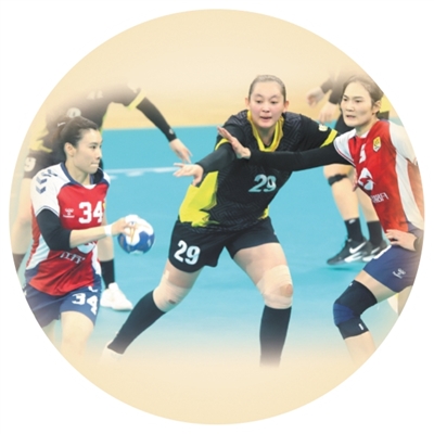 江蘇隊球員(左一)在十五運會女子手球決賽中進攻。 江蘇隊球員(左一)在十五運會女子手球決賽中進攻。