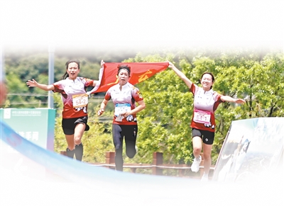 廣東隊選手在十五運會群眾賽事活動女子定向接力賽中沖向終點。 廣東隊選手在十五運會群眾賽事活動女子定向接力賽中沖向終點。