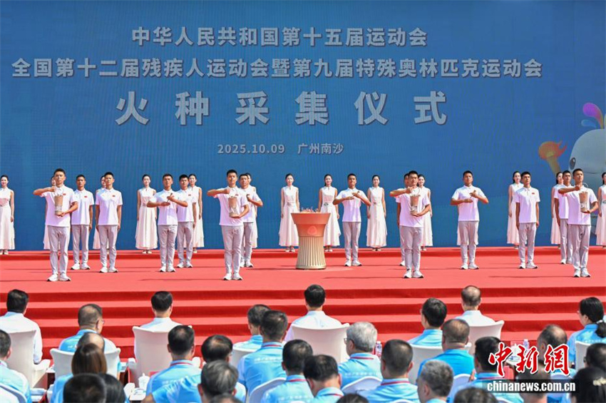 15a edi??o dos Jogos Nacionais e Jogos Olímpicos Especiais para Deficientes: cerim?nia de atear da chama realizada em Guangzhou