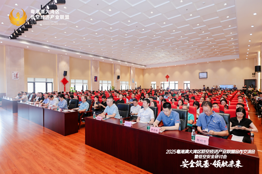 來(lái)自政企學(xué)研的300多位行業(yè)代表共同參與這場(chǎng)會(huì)議。 來(lái)自政企學(xué)研的300多位行業(yè)代表共同參與這場(chǎng)會(huì)議。