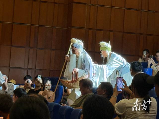 沉浸式小劇場豫劇《清風亭上》中，豫劇名家李樹建走下舞臺與觀眾互動。