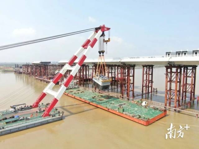 萬龍大橋主橋鋼塔首節T0段順利完成架設。 萬龍大橋主橋鋼塔首節T0段順利完成架設。